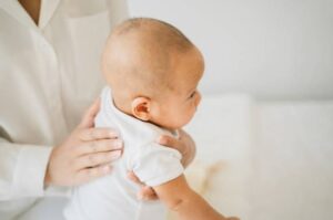 Comment arrêter le hoquet chez les bébés ?