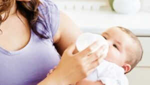 Pourquoi les bébés ont-ils le hoquet ? Les causes !